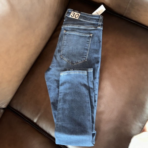 Gap Universal Mid Rise Jegging - Picture 2 of 5